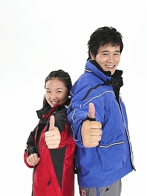 포토 JPG 스튜디오촬영 여자 남자 포즈 실내 누끼 사람 상반신 20대 두명 빨간색 파란색 친구 청춘 회색 한국인 스키복 따봉 청년만 성인만 국내포토 옷 컬러 컨셉 관계 스키 동양인 청년 내부 최고 파일형식