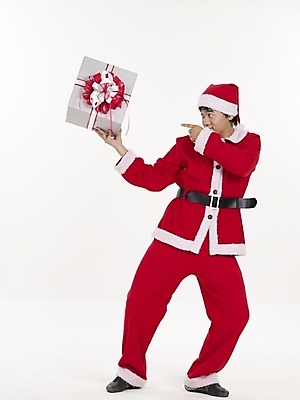 포토 JPG 스튜디오촬영 전신 기념일 남자 크리스마스 산타옷 실내 표정 선물 한명 누끼 사람 20대 성인 빨간색 세로 선물상자 청춘 산타클로스 한국인 남자만 남자한명만 성인남자만 청년만 청년남자만 청년남자한명만 성인한명만 성인남자한명만 성인만 국내포토 1 옷 컬러 컨셉 동양인 이벤트 청년 내부 상자 파일형식