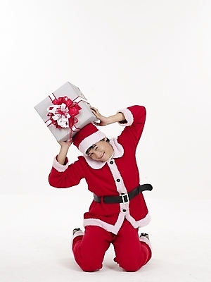 포토 JPG 스튜디오촬영 전신 기념일 남자 크리스마스 산타옷 실내 표정 선물 한명 누끼 사람 20대 성인 빨간색 세로 선물상자 청춘 산타클로스 한국인 남자만 남자한명만 성인남자만 청년만 청년남자만 청년남자한명만 성인한명만 성인남자한명만 성인만 국내포토 1 옷 컬러 컨셉 동양인 이벤트 청년 내부 상자 파일형식