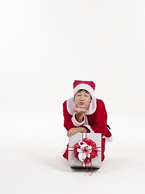 포토 JPG 스튜디오촬영 기념일 남자 크리스마스 산타옷 실내 표정 선물 한명 누끼 사람 상반신 20대 성인 빨간색 세로 선물상자 청춘 산타클로스 한국인 남자만 남자한명만 성인남자만 청년만 청년남자만 청년남자한명만 성인한명만 성인남자한명만 성인만 국내포토 1 옷 컬러 컨셉 동양인 이벤트 청년 내부 상자 파일형식