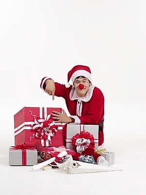 포토 JPG 스튜디오촬영 기념일 남자 크리스마스 산타옷 실내 표정 선물 한명 누끼 사람 상반신 20대 성인 빨간색 세로 선물상자 청춘 산타클로스 한국인 남자만 남자한명만 성인남자만 청년만 청년남자만 청년남자한명만 성인한명만 성인남자한명만 성인만 국내포토 1 옷 컬러 컨셉 동양인 이벤트 청년 내부 상자 파일형식