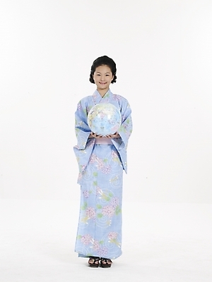 포토 JPG 스튜디오촬영 전신 외국인 모델 여자 외국문화 포즈 일본문화 실내 표정 한명 누끼 사람 동양인 세로 지구본 전통의상 기모노 여자만 여자한명만 국내포토 1 동양문화 전통 문화 인종 내부 일본전통의상 파일형식