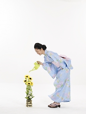 포토 JPG 스튜디오촬영 전신 외국인 여자 꽃 화분 외국문화 일본문화 해바라기 실내 표정 한명 누끼 사람 동양인 세로 물뿌리개 전통의상 기모노 물주기 여자만 여자한명만 국내포토 식물 1 동양문화 전통 문화 모션 인종 내부 일본전통의상 파일형식