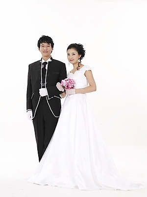 포토 JPG 스튜디오촬영 전신 커플 드레스 여자 남자 신부 웨딩드레스 포즈 신랑 결혼 실내 표정 누끼 사람 정장 턱시도 20대 성인 두명 세로 검은색 한국인 흰색 청년만 성인만 국내포토 옷 컬러 관계 동양인 이벤트 청년 내부 파일형식