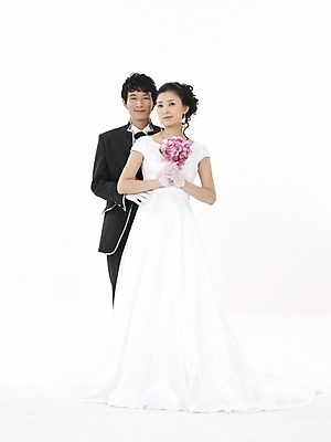 포토 JPG 스튜디오촬영 전신 커플 드레스 여자 남자 신부 웨딩드레스 포즈 신랑 결혼 실내 표정 누끼 사람 정장 턱시도 20대 성인 두명 세로 검은색 한국인 흰색 청년만 성인만 국내포토 옷 컬러 관계 동양인 이벤트 청년 내부 파일형식