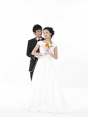 포토 JPG 스튜디오촬영 전신 커플 드레스 여자 남자 신부 웨딩드레스 포즈 신랑 결혼 실내 표정 누끼 사람 정장 턱시도 20대 성인 두명 세로 검은색 한국인 흰색 청년만 성인만 국내포토 옷 컬러 관계 동양인 이벤트 청년 내부 파일형식