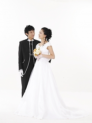 포토 JPG 스튜디오촬영 전신 커플 드레스 여자 남자 신부 웨딩드레스 포즈 신랑 결혼 실내 표정 누끼 사람 정장 턱시도 20대 성인 두명 세로 검은색 한국인 흰색 청년만 성인만 국내포토 옷 컬러 관계 동양인 이벤트 청년 내부 파일형식