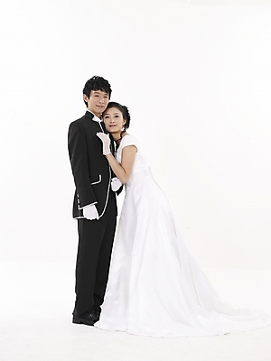 포토 JPG 스튜디오촬영 전신 커플 드레스 여자 남자 신부 웨딩드레스 포즈 신랑 결혼 실내 표정 누끼 사람 정장 턱시도 20대 성인 두명 세로 검은색 한국인 흰색 청년만 성인만 국내포토 옷 컬러 관계 동양인 이벤트 청년 내부 파일형식