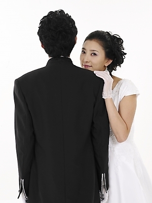 포토 JPG 스튜디오촬영 커플 드레스 여자 남자 신부 웨딩드레스 포즈 신랑 결혼 실내 표정 사람 정장 턱시도 상반신 20대 성인 두명 세로 검은색 한국인 흰색 청년만 성인만 국내포토 옷 컬러 관계 동양인 이벤트 청년 내부 파일형식