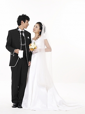 포토 JPG 스튜디오촬영 전신 커플 드레스 여자 남자 신부 웨딩드레스 포즈 신랑 결혼 실내 표정 누끼 사람 정장 턱시도 20대 성인 두명 세로 검은색 한국인 흰색 청년만 성인만 국내포토 옷 컬러 관계 동양인 이벤트 청년 내부 파일형식