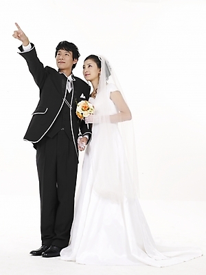 포토 JPG 스튜디오촬영 전신 커플 드레스 여자 남자 신부 웨딩드레스 포즈 신랑 결혼 실내 표정 누끼 사람 정장 턱시도 20대 성인 두명 세로 검은색 한국인 흰색 청년만 성인만 국내포토 옷 컬러 관계 동양인 이벤트 청년 내부 파일형식