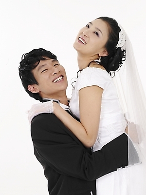 포토 JPG 스튜디오촬영 커플 드레스 여자 남자 신부 웨딩드레스 포즈 신랑 결혼 실내 표정 사람 정장 턱시도 상반신 20대 성인 두명 세로 검은색 한국인 흰색 청년만 성인만 국내포토 옷 컬러 관계 동양인 이벤트 청년 내부 파일형식