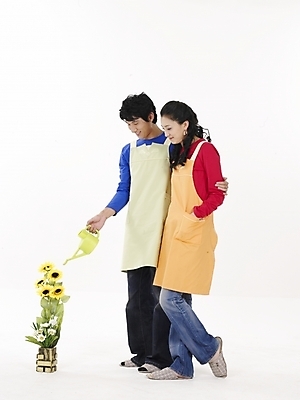 포토 JPG 스튜디오촬영 전신 모델 부부 커플 여자 남자 꽃 포즈 신혼부부 슬리퍼 실내 누끼 사람 20대 성인 두명 빨간색 파란색 앞치마 물뿌리개 한국인 청바지 물주기 청년만 성인만 국내포토 식물 컬러 신발 바지 관계 모션 동양인 청년 내부 신혼 파일형식