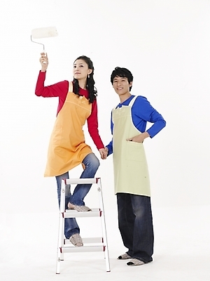 포토 JPG 스튜디오촬영 전신 모델 부부 커플 여자 남자 포즈 사다리 신혼부부 슬리퍼 실내 누끼 사람 20대 성인 두명 빨간색 파란색 앞치마 한국인 청바지 페인트붓 청년만 성인만 국내포토 컬러 신발 바지 관계 동양인 청년 내부 도구 붓 신혼 파일형식