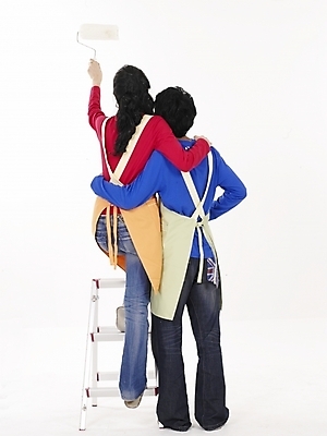 포토 JPG 스튜디오촬영 전신 모델 부부 커플 여자 남자 포즈 사다리 신혼부부 슬리퍼 실내 누끼 사람 동양인 20대 성인 두명 뒷모습 빨간색 파란색 앞치마 청바지 페인트붓 청년만 성인만 국내포토 뷰포인트 컬러 신발 바지 관계 인종 청년 내부 도구 붓 신혼 파일형식