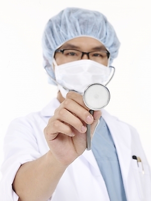 포토 JPG 스튜디오촬영 직업 남자 의학 청진기 의료기기 실내 마스크 한명 사람 상반신 20대 성인 치료 세로 한국인 의사 가운 의사가운 수술복 남자만 남자한명만 성인남자만 청년만 청년남자만 청년남자한명만 성인한명만 성인남자한명만 성인만 국내포토 1 옷 동양인 청년 내부 의료진 파일형식