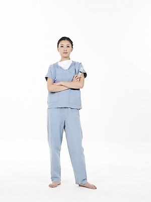 포토 JPG 스튜디오촬영 전신 직업 여자 의학 실내 마스크 한명 누끼 사람 20대 성인 치료 세로 한국인 의료진 의사 수술복 여자만 여자한명만 성인여자만 청년만 청년여자만 성인한명만 청년여자한명만 성인여자한명만 성인만 국내포토 1 동양인 청년 내부 가운 파일형식