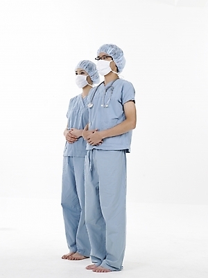 포토 JPG 스튜디오촬영 전신 직업 여자 남자 포즈 의학 청진기 의료기기 실내 마스크 누끼 사람 20대 성인 두명 치료 세로 한국인 의료진 의사 수술복 청년만 성인만 국내포토 동양인 청년 내부 가운 파일형식