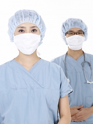 포토 JPG 스튜디오촬영 직업 여자 남자 포즈 의학 실내 마스크 사람 상반신 20대 성인 두명 치료 세로 한국인 의료진 의사 수술복 청년만 성인만 국내포토 동양인 청년 내부 가운 파일형식