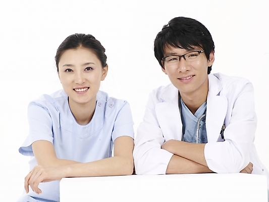 포토 JPG 스튜디오촬영 직업 여자 남자 안경 포즈 의학 실내 누끼 사람 상반신 20대 성인 두명 치료 가로 한국인 간호사 의료진 의사 가운 의사가운 청년만 성인만 국내포토 잡화 옷 동양인 청년 내부 파일형식