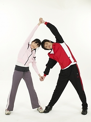 포토 JPG 스튜디오촬영 전신 여자 남자 포즈 실내 건강 누끼 사람 20대 성인 두명 세로 운동복 운동 스트레칭 한국인 체조 청년만 성인만 국내포토 옷 동양인 청년 내부 파일형식