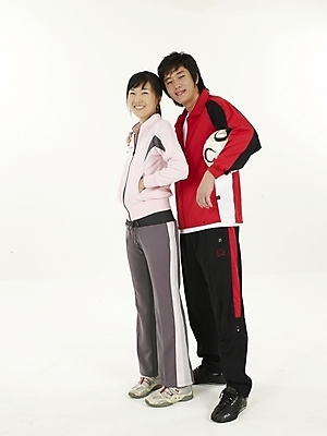 포토 JPG 스튜디오촬영 전신 여자 남자 공 실내 건강 누끼 사람 20대 성인 두명 세로 운동복 운동 헬스 한국인 청년만 성인만 국내포토 옷 동양인 청년 내부 파일형식