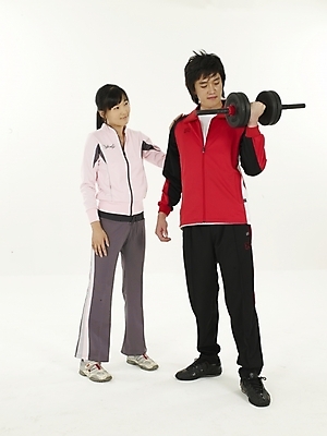 포토 JPG 스튜디오촬영 전신 여자 남자 실내 건강 누끼 사람 20대 성인 두명 세로 운동복 운동 헬스 아령 한국인 청년만 성인만 국내포토 옷 동양인 청년 내부 파일형식