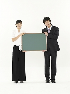 포토 JPG 스튜디오촬영 전신 여자 남자 비즈니스 실내 누끼 사람 20대 성인 두명 세로 칠판 한국인 판넬 직장인 비즈니스맨 비즈니스우먼 청년만 성인만 국내포토 직업 동양인 청년 내부 파일형식