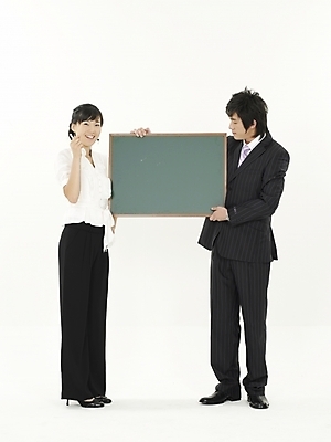 포토 JPG 스튜디오촬영 전신 여자 남자 비즈니스 실내 누끼 사람 20대 성인 두명 세로 칠판 한국인 판넬 직장인 비즈니스맨 비즈니스우먼 청년만 성인만 국내포토 직업 동양인 청년 내부 파일형식