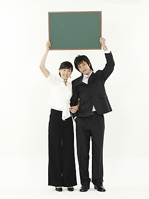 포토 JPG 스튜디오촬영 전신 부부 커플 여자 남자 비즈니스 실내 누끼 사람 20대 성인 두명 세로 칠판 한국인 판넬 직장인 비즈니스맨 비즈니스우먼 청년만 성인만 국내포토 직업 관계 동양인 청년 내부 파일형식