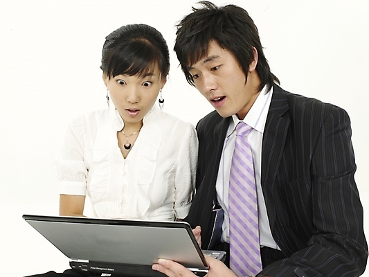 포토 JPG 스튜디오촬영 여자 남자 비즈니스 실내 누끼 사람 상반신 20대 성인 두명 가로 노트북 컴퓨터 놀람 한국인 직장인 비즈니스맨 비즈니스우먼 청년만 성인만 국내포토 직업 감정 표정 동양인 청년 내부 전자제품 파일형식