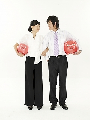 포토 JPG 스튜디오촬영 전신 부부 커플 여자 남자 비즈니스 실내 누끼 사람 20대 성인 두명 세로 저축 한국인 돼지저금통 저금통 직장인 비즈니스맨 비즈니스우먼 맞벌이 청년만 성인만 국내포토 직업 관계 동양인 청년 내부 금융 파일형식