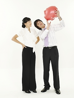 포토 JPG 스튜디오촬영 전신 여자 남자 비즈니스 실내 누끼 사람 20대 성인 두명 세로 저축 한국인 돼지저금통 저금통 직장인 비즈니스맨 비즈니스우먼 청년만 성인만 국내포토 직업 동양인 청년 내부 금융 파일형식