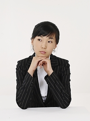 포토 JPG 스튜디오촬영 여자 생각 비즈니스 실내 표정 한명 누끼 사람 상반신 20대 성인 세로 한국인 직장인 비즈니스우먼 고민 여자만 여자한명만 성인여자만 청년만 청년여자만 성인한명만 청년여자한명만 성인여자한명만 성인만 국내포토 직업 1 감정 동양인 청년 내부 파일형식