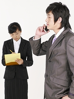 포토 JPG 스튜디오촬영 여자 남자 비즈니스 실내 사람 상반신 20대 성인 두명 세로 스마트폰 연필 한국인 메모지 직장인 비즈니스맨 비즈니스우먼 통화 청년만 성인만 국내포토 직업 모션 학용품 동양인 청년 내부 핸드폰 스마트기기 필기구 사무용품 파일형식