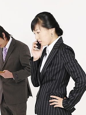 포토 JPG 스튜디오촬영 여자 남자 비즈니스 실내 사람 상반신 20대 성인 두명 세로 스마트폰 한국인 직장인 비즈니스맨 비즈니스우먼 통화 청년만 성인만 국내포토 직업 모션 동양인 청년 내부 핸드폰 스마트기기 파일형식