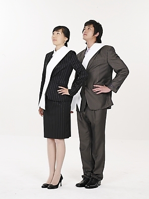 포토 JPG 스튜디오촬영 전신 여자 남자 실내 누끼 사람 20대 성인 두명 세로 한국인 선거 사회이슈 어깨띠 선거활동 청년만 성인만 국내포토 컨셉 동양인 청년 내부 민주주의 파일형식