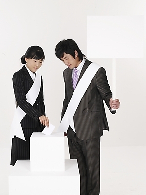 포토 JPG 스튜디오촬영 전신 여자 남자 실내 누끼 사람 20대 성인 두명 세로 팻말 한국인 선거 사회이슈 투표용지 어깨띠 선거활동 투표함 청년만 성인만 국내포토 컨셉 프레임 동양인 청년 내부 투표 민주주의 파일형식