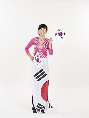 포토 JPG 스튜디오촬영 전신 여자 분홍색 포즈 응원 실내 표정 한명 누끼 사람 20대 성인 빨간색 한국인 깃발 국기 태극기 애국심 나라사랑 여자만 여자한명만 성인여자만 청년만 청년여자만 성인한명만 청년여자한명만 성인여자한명만 성인만 국내포토 1 컬러 동양인 청년 내부 파일형식