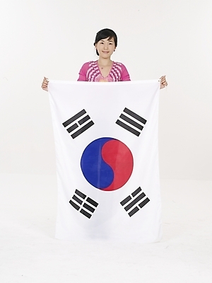 포토 JPG 스튜디오촬영 전신 여자 분홍색 포즈 응원 실내 표정 한명 누끼 사람 20대 성인 빨간색 한국인 국기 태극기 애국심 나라사랑 여자만 여자한명만 성인여자만 청년만 청년여자만 성인한명만 청년여자한명만 성인여자한명만 성인만 국내포토 1 컬러 동양인 청년 내부 파일형식