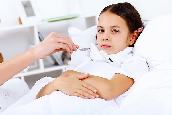 포토 JPG 해외이미지 백인 손 여자 딸 어린이 휴식 실내 건강 한명 사람 상반신 옆모습 신체부위 약 침실 환자 열 질병 간호 돌봄 인플루엔자 의료성형뷰티 소녀한명만 해외202004 해외포토 서양인 1 뷰포인트 컨셉 의학 가족 모션 내부 바이러스 여자한명만 소녀만 파일형식