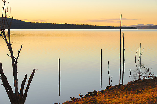 포토 JPG 해외이미지 주간 구름 호수 자연 하늘 산 사람없음 야외 초록색 물 여름 파란색 반사 노란색 호주 댐 해외202004 해외포토 자연요소 계절 공공시설 컬러 오세아니아 생태계 파일형식