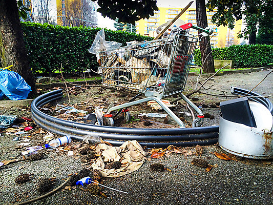 포토 JPG 해외이미지 종이 컨셉 사람없음 금속 도시 쓰레기 플라스틱 버리기 낭비 불법 해외202004 해외포토 모션 재질 범죄 파일형식