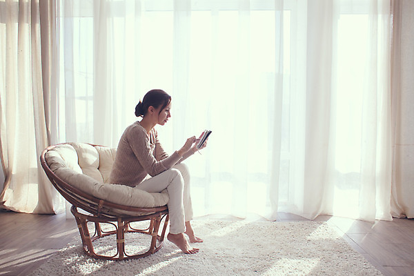 포토 JPG 해외이미지 라이프스타일 여자 가구 거실 인터넷 의자 창문 호텔 휴식 아파트 주택 실내 한명 사람 앉기 내부 컴퓨터 소파 독서 알약 카펫 방 흰색 작업 서핑 안락의자 시각장애인 카피스페이스 안락 해외202004 해외포토 1 컬러 생활용품 컨셉 모션 숙소 건물 생활 전자제품 약 공백 수상스포츠 장애인 파일형식