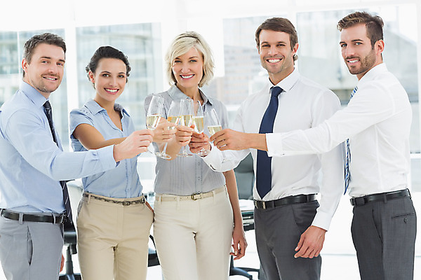 포토 JPG 해외이미지 백인 응시 여자 남자 행복 음료 중년 50대 회사 비즈니스 유리 성공 협력 함께함 실내 여러명 20대 성인 30대 사무실 파티 와인 축하 알코올 직장인 비즈니스맨 비즈니스우먼 그룹 고급 우아함 샴페인 동료 직원 건배 축배 스파클링와인 해외202004 해외포토 서양인 직업 시선 감정 다수 컨셉 관계 재질 주류 사람 이벤트 청년 내부 장년 탄산 파일형식