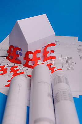 포토 JPG 해외이미지 디자인 종이 백그라운드 컨셉 돈 비즈니스 주택 사람없음 건물 쌓기 설계도 저축 재산 계획 오브젝트 투자 파운드 해외202004 해외포토 건축물 모션 건설업 금융 파일형식