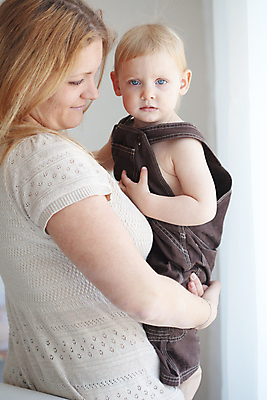 포토 JPG 해외이미지 백인 라이프스타일 딸 행복 유럽 어린이 가족 포옹 엄마 친절 주택 건강 미소 사람 두명 청춘 부모 금발 침실 방 육아 침대 작음 걸음마 돌봄 초보 해외202004 해외포토 서양인 헤어스타일 감정 나라 가구 컨셉 관계 안기 모션 표정 건물 생활 크기 파일형식