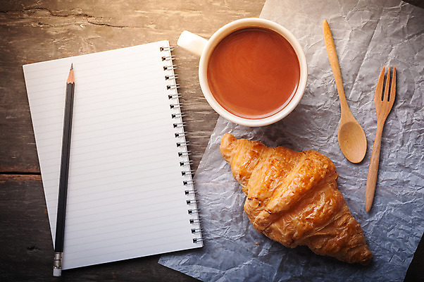 포토 JPG 해외이미지 음료 음식 빵 백그라운드 탁자 디저트 사람없음 컵 초콜릿 뜨거움 버터 코코아 페스츄리 맛있는 해외202004 해외포토 식기 가구 파일형식