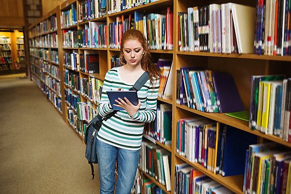 포토 JPG 해외이미지 백인 학생 여자 교육 책장 실내 한명 서기 책 스터디 태블릿 기댐 터치 정보 잡기 도서관 스마트 집중 교과서 대학교 포니테일 빨간머리 터치스크린 해외202004 해외포토 서양인 1 헤어스타일 가구 컨셉 학교 모션 교재 사람 내부 전자제품 스마트기기 학습 파일형식