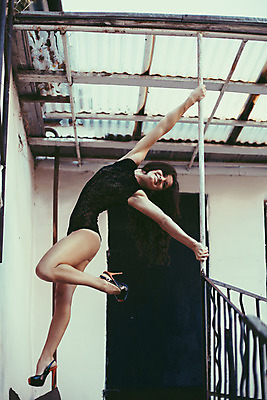 포토 JPG 해외이미지 주간 여자 스포츠 한명 성인 취미 야외 댄서 열정 봉 폴댄스 성인여자한명만 해외202004 해외포토 자연요소 직업 1 감정 사람 춤 여자한명만 성인여자만 파일형식